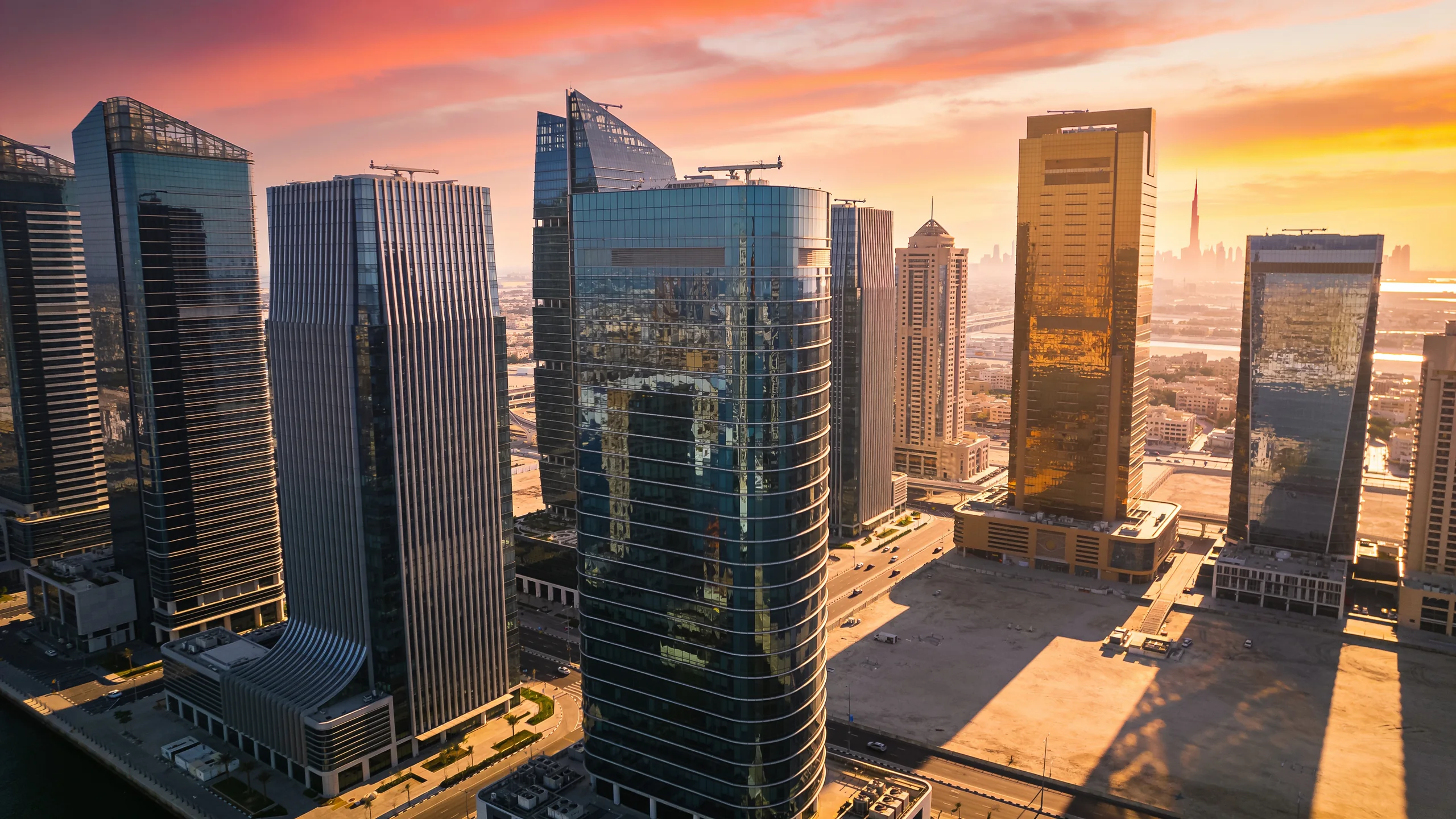 Contracting projects Dubai — the Dubai business district skyline of glazed towers at sunset
